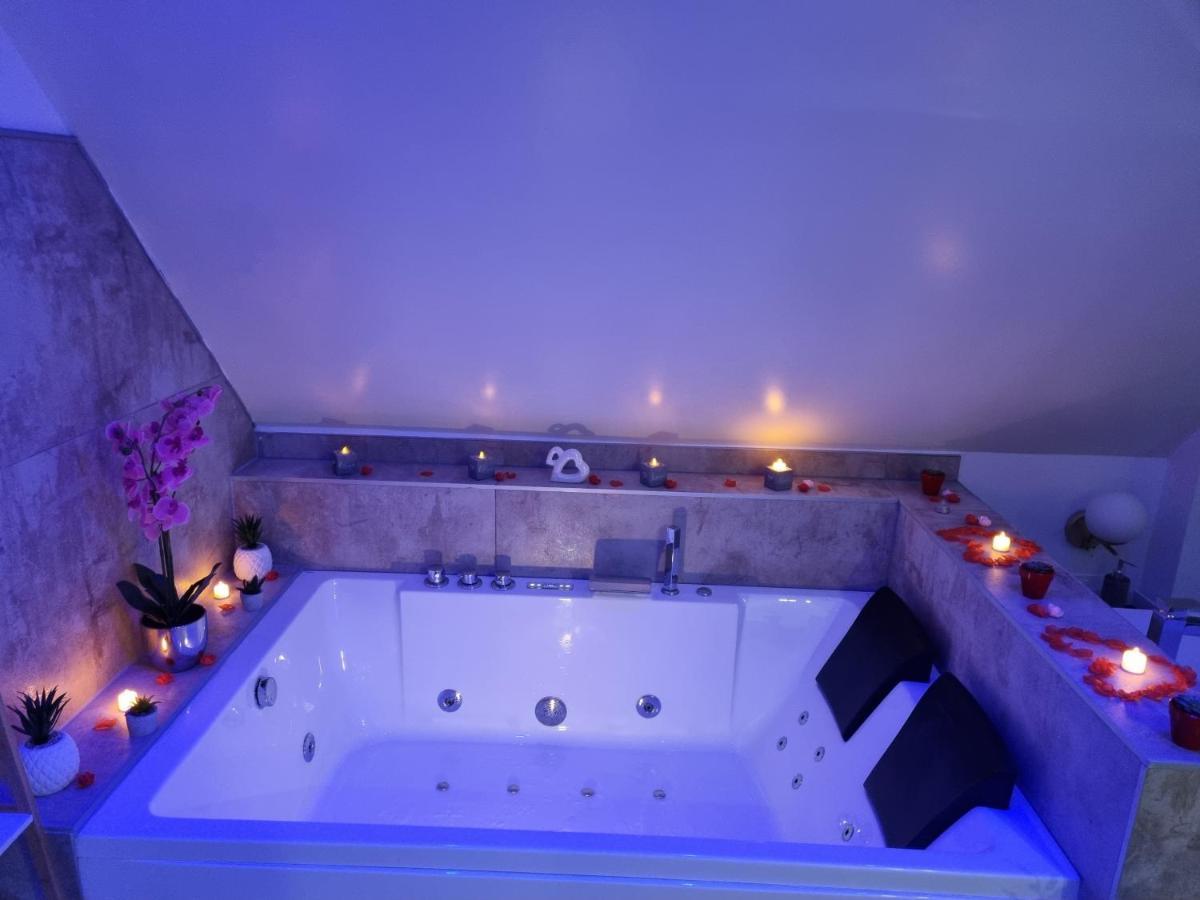 Studio Jacuzzi Au Centre Colmar Luaran gambar