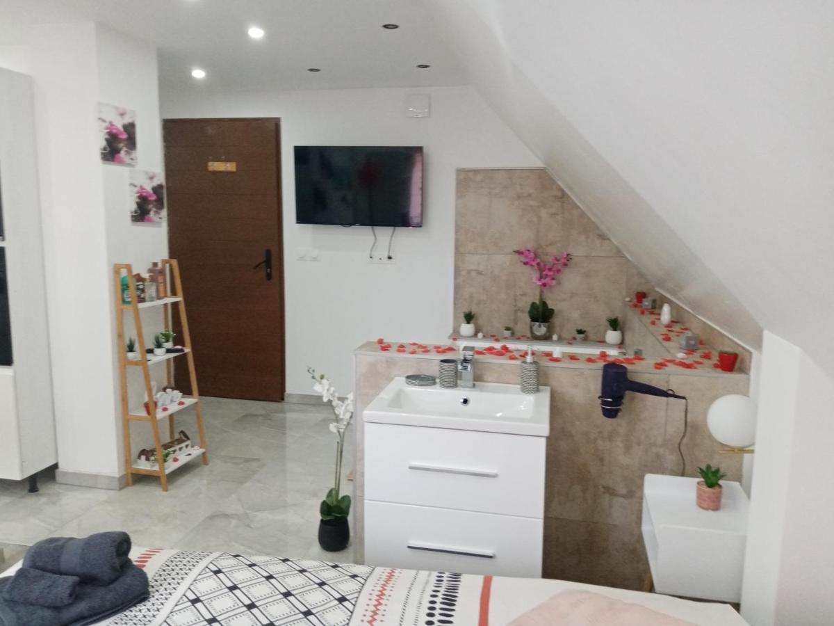 Studio Jacuzzi Au Centre Colmar Luaran gambar