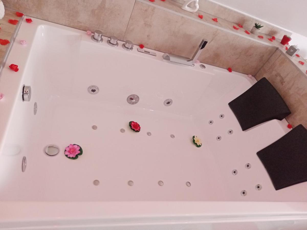 Studio Jacuzzi Au Centre Colmar Luaran gambar