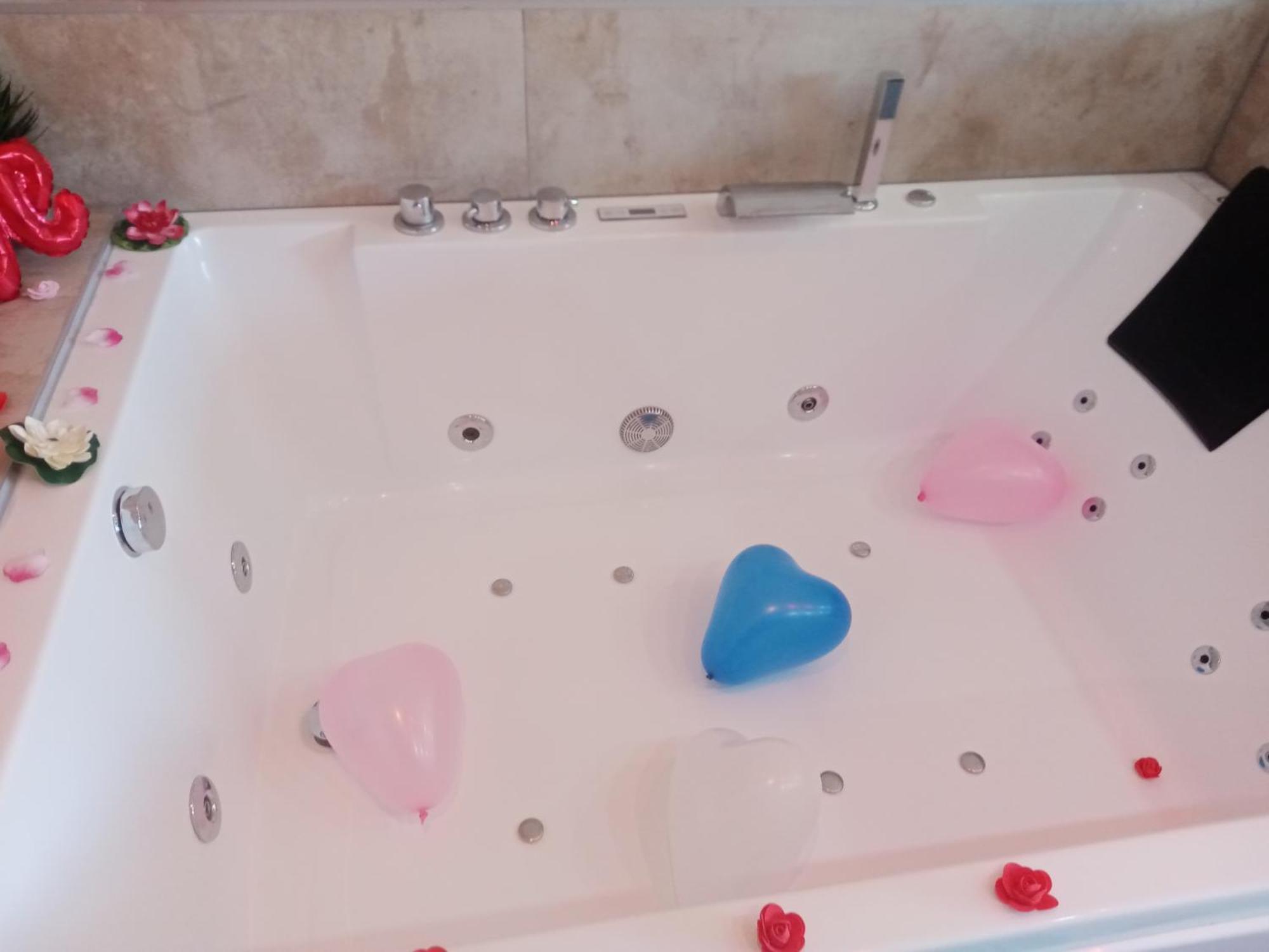 Studio Jacuzzi Au Centre Colmar Luaran gambar